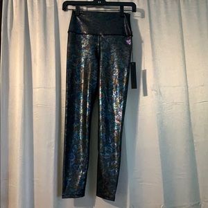 NWT Carbon38 Oil Slick 7/8 Leggings Size Small